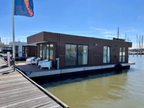 Surla luxury sailing Houseboat Splendid at Marina Monnickendam